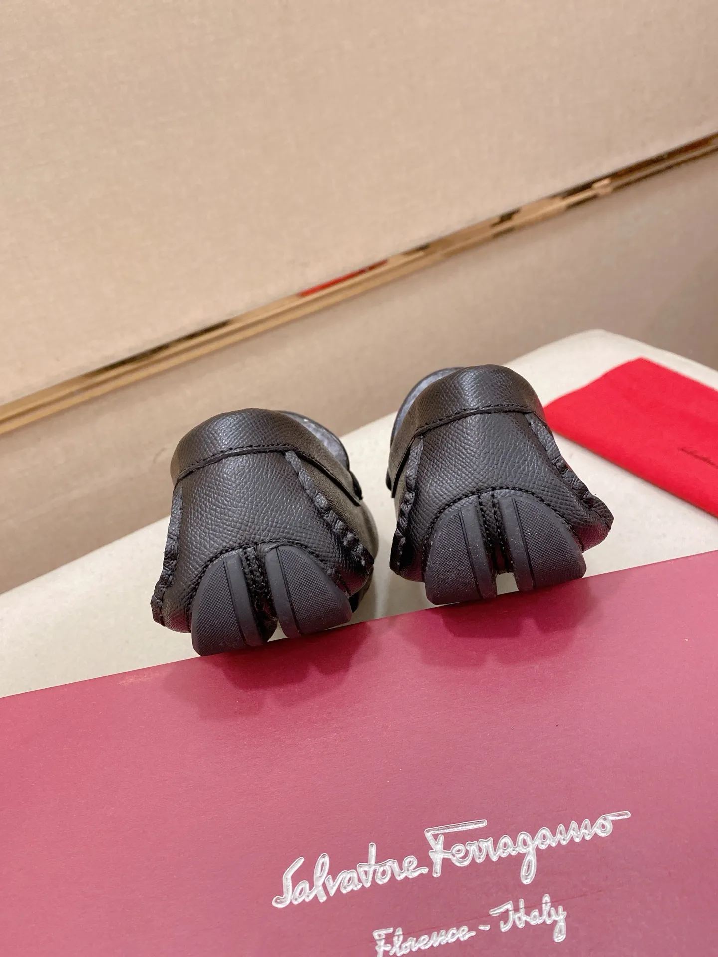 Factory price: 540💰High-end quality! Ferragamo🆕🆕Exclusive hot-selling products in stock🔥🔥New products on the shelves, high-quality Ferragamo men's pea shoes, high-end casual driving shoes, with complete packaging! 💪 💪 Material: imported first-layer cowhide 🐂 + imported high-quality wool lining + wear-resistant outsole 👍🏻👍🏻 Features: high-end and comfortable, purely handmade 🚀 🚀 Create the perfect shoes that suit you best 🔥 🔥 Size: (38-44) 45 standard size can be customized!